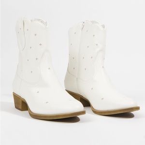 Arula Starlight Wide Width Boots
Size 10W in white